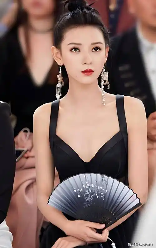 s型身材藏不住!32岁张予曦性感饱满,怪不得思聪也沦陷!