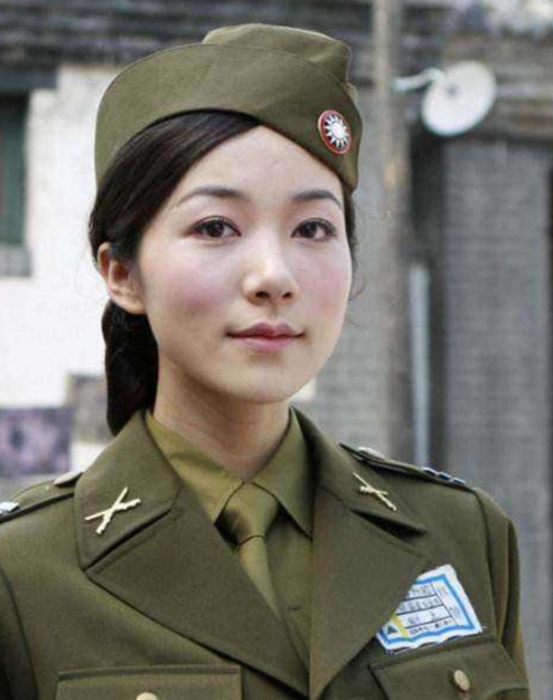 女明星红唇造型新闻联播_哪位女明星穿军装最真实?