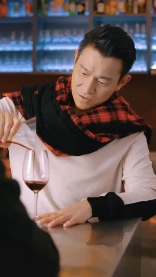 刘德华红酒茶合拍