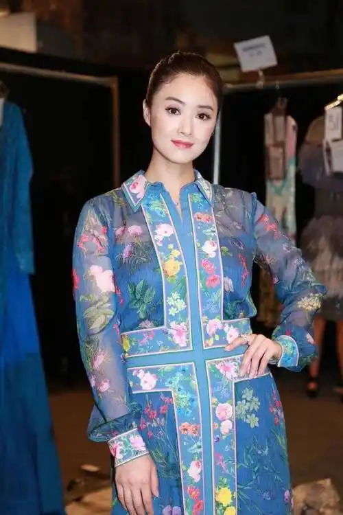 37岁蒋欣又胖了,穿印花长裙藏不住水桶腰,上半身也太壮了_显得_照片