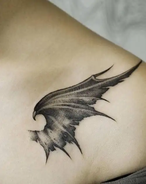 恶魔的翅膀纹身图片_胸部点刺几何纹身图案