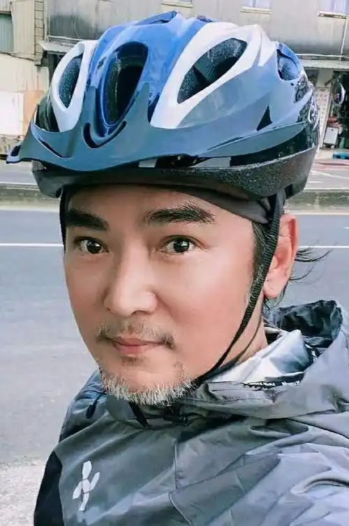 【一点资讯】焦恩俊近照苍老,自称"肉包子脸",与"哮天犬"15年后再互动