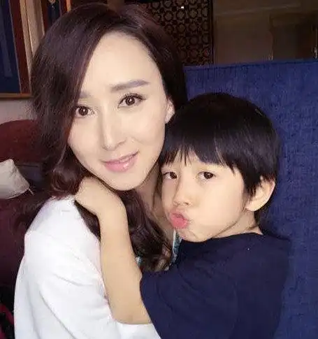 何中华老婆个人资料及图片何中华与老婆结婚照