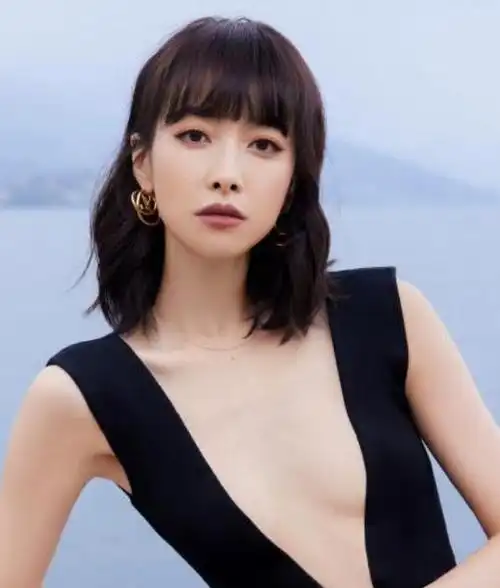 宋茜着深v无袖性感火辣 皮肤白皙红唇吸睛