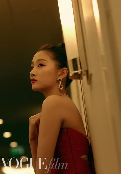 关晓彤戛纳红裙造型尽显曼妙身姿 网友:背影绝了