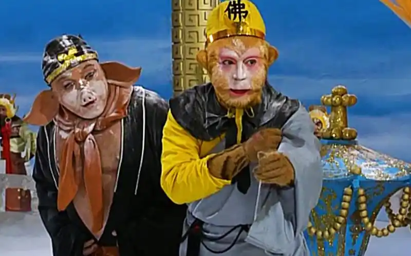 西游记续集;这个地方三年大旱 必须鸡吃完米 狗舔完面才给下雨