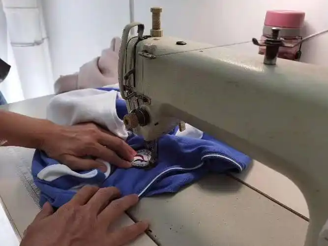 爱心便邻义务缝补葵涌志愿者为学生缝上冬装校服校徽