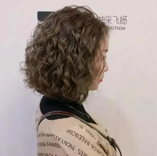 别瞎选发型了,阿姨们的小卷发型这样烫才显年轻,你学会了吗!