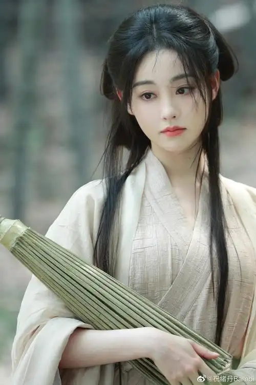 祝绪丹竹林撑伞写真素衣撑伞的古风美人