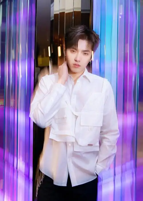 近日,吴亦凡@mr_凡先生 最新造型释出,白衬衫搭配黑长裤