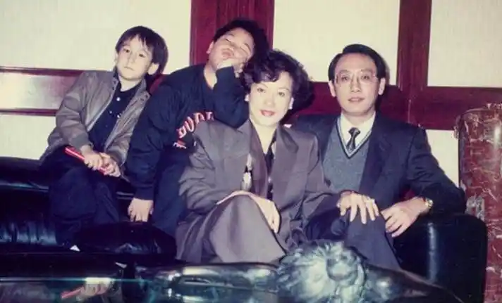 大儿子出生两年后,小儿子也相继降生,取名为汤子同,后来儿子长大后