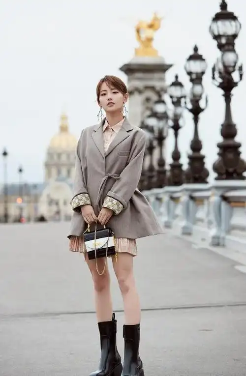 张嘉倪在国外换风格,穿系带西装配衬衫连衣裙,气质比在国内惊艳
