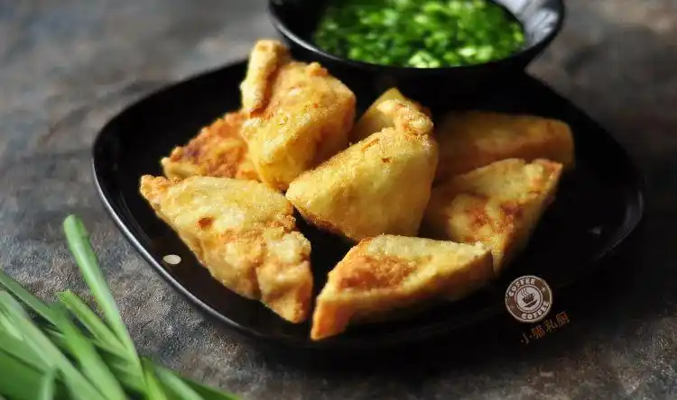 潮式炸豆腐潮式炸豆腐用的是普宁豆腐,是广东潮汕汉族传统菜之一,属于