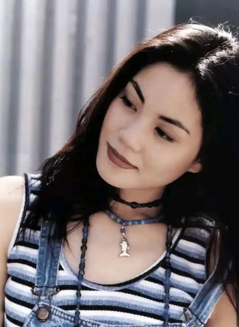 1997年,王菲以6,000万天价签约百代唱片公司,拿到钱后,第一时间在北京