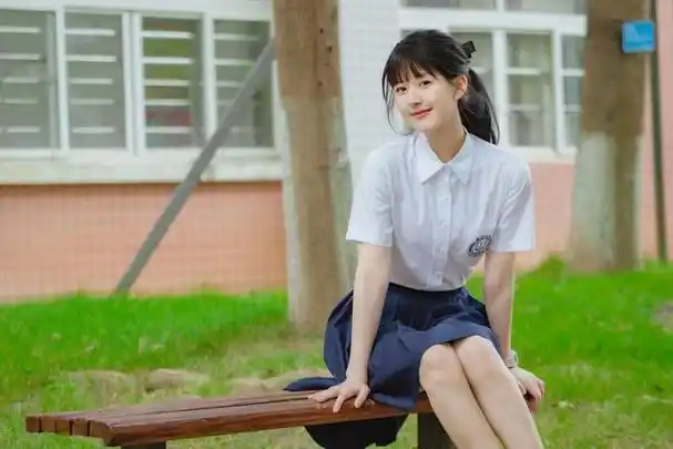 作为内娱甜妹天花板之一的赵露思,这次在《偷偷藏不住》中饰演女主