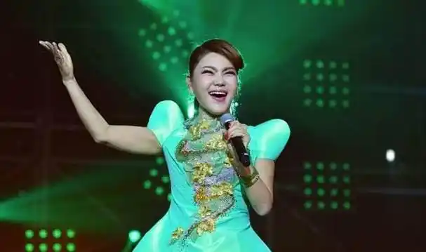 草原歌手乌兰图雅:将歌声传遍全国,前男友父母看到她就会流泪