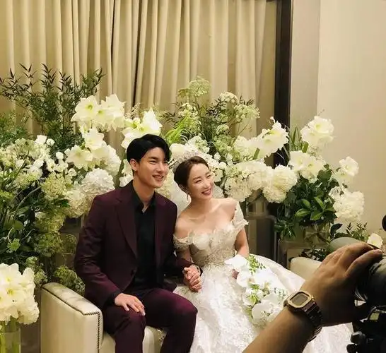 智声sunday分享她与少女时代李赫宰崔始源等的婚礼照片