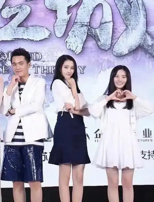 作为一名演艺界的奋斗者,鞠婧祎的身高一直被外界诟病,但是她却从未