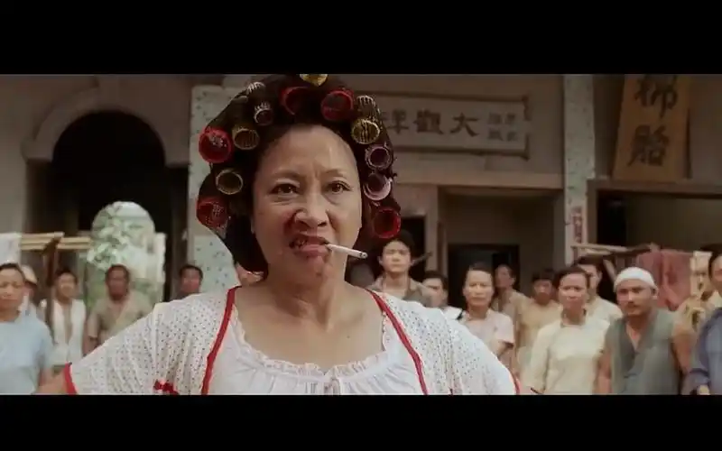 星爷被包租婆狂追,刀面当反光镜,最后还是星爷更胜包租婆一筹啊