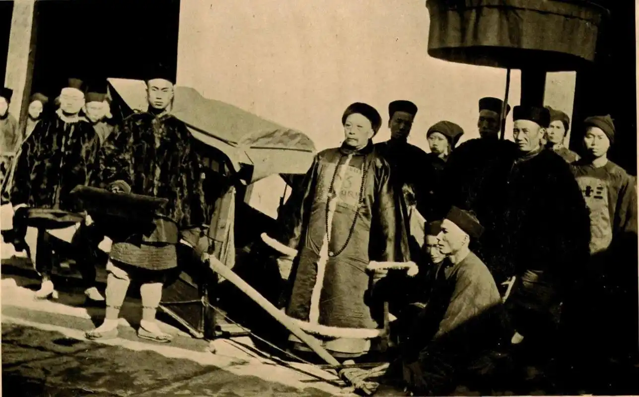 清末老照片: 展示官员出巡,审案,阅兵真实场景