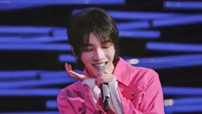 小粉花94宝宝好可爱好可爱@华晨宇yu#2024华晨宇火星演唱会#cr侵删