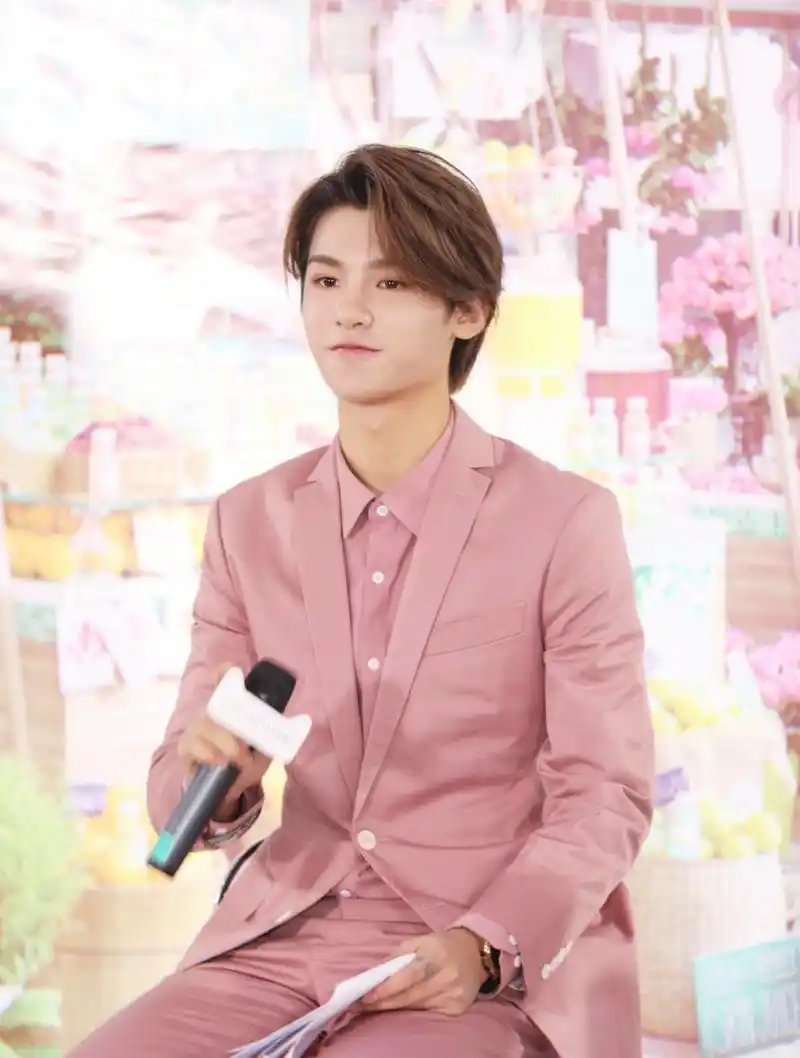 黄明昊一身粉红色西装亮相,网友:是心动的感觉