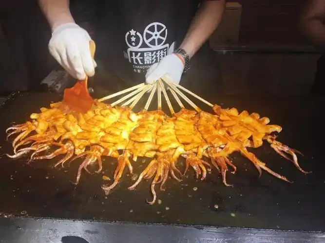 日销1000串半米长大鱿鱼长影步行街火了