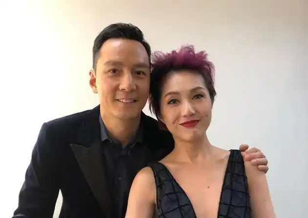 从眼神和嘴唇,感受到了一丝丝的感动,看到吴彦祖与杨千嬅的合影,这