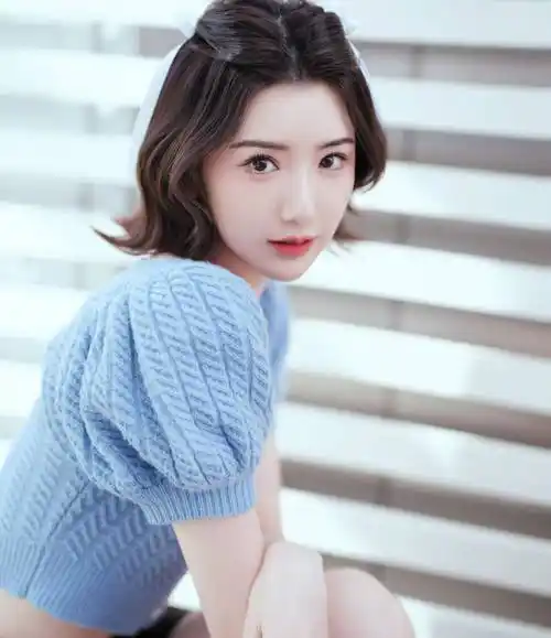 毛晓彤周末装,蓝色长外套 小黑裙,细腰修长腿,笑容甜美_感觉_身材