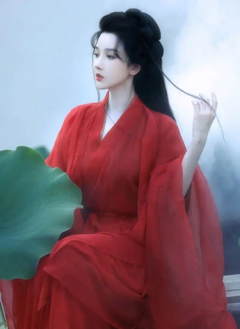 陈小纭晒红衣古装造型,她把自己p得像漫画女主角一样,画面过于唯美了.