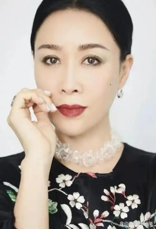 56岁那英最新近照曝光!素颜出镜似35岁,长相引热议