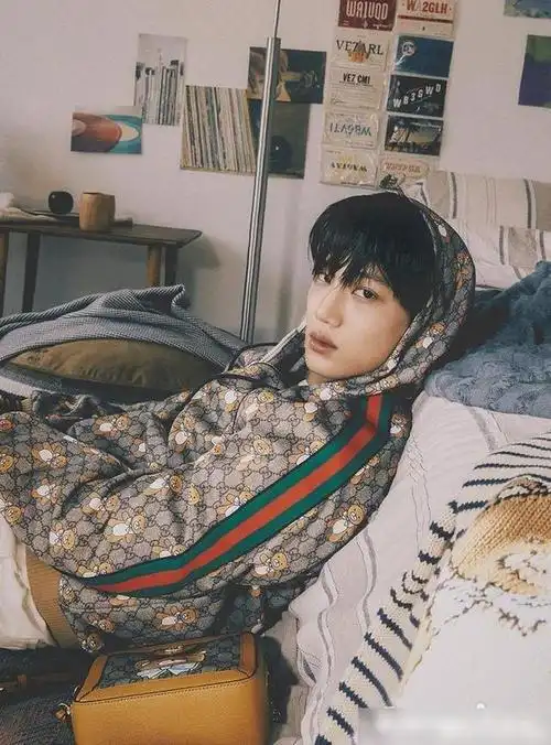 金钟仁《esquire korea》封面,穿着小熊印花单品出镜,酷帅有型|古驰_