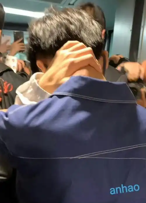 王俊凯工作室 多发爱看##天王的爸天后的妈破碎的家庭顶流的他