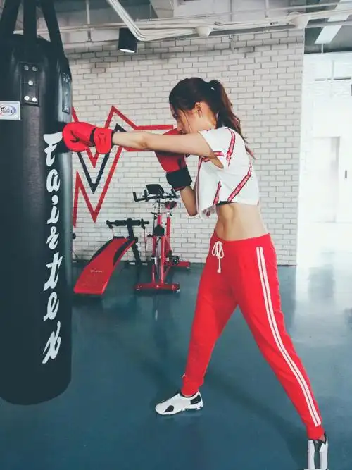 关晓彤打拳击铿锵有力 大秀腹肌马甲线