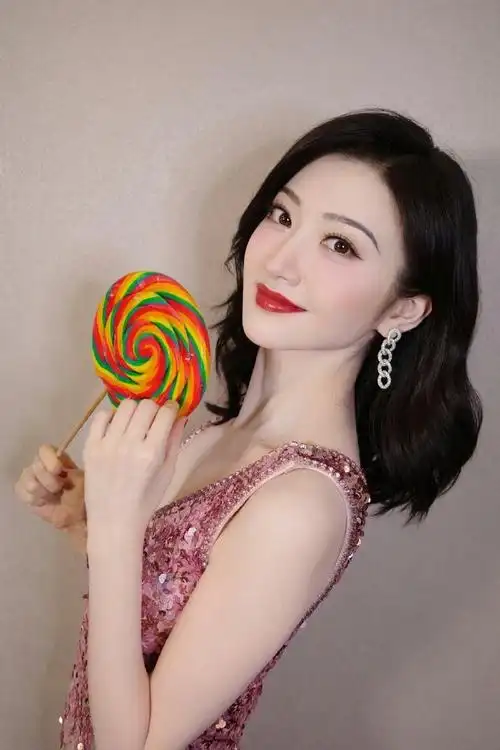 景甜棒棒糖随拍##景甜的棒棒糖比脸大