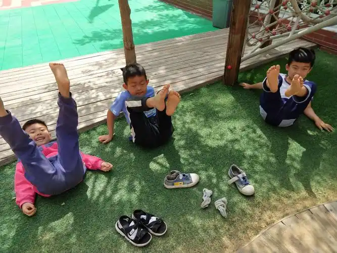 其它 玩沙 写美篇今天的户外活动是沙池游戏. "你们要不要脱鞋?""要!