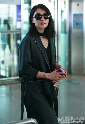 高圆圆敞大衣现身显胸部平平 - 街拍 | 女人街