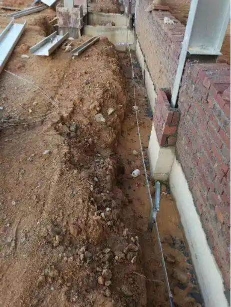 深800mm,用φ14镀锌圆钢作水平接地体,l5*50*2000镀锌角钢作垂直接地