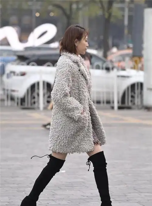 10厘米的深灰色粗跟过膝靴搭配超薄丝袜短裙也很好看