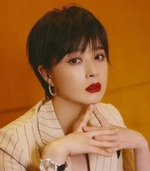 37岁蒋欣对身材太"自信",衣服太小真贴身,紧身裤却暴露腿粗|短发|脸型