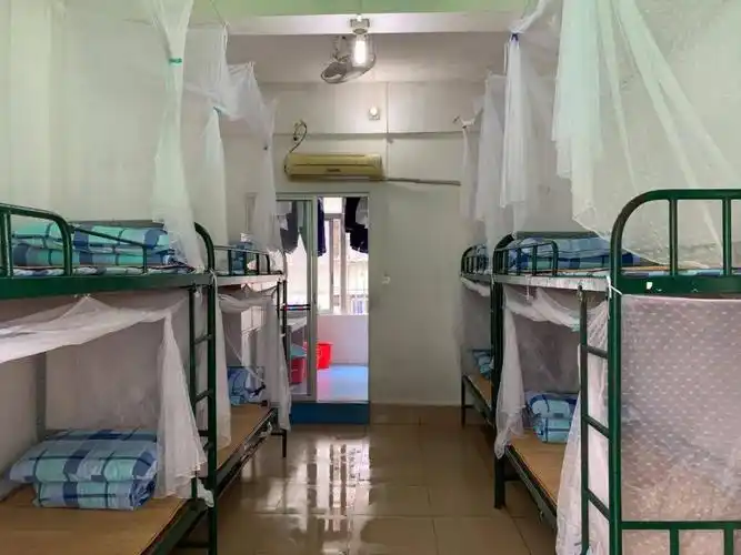 白云区桃园中学每学期住宿费2000元(环境优美的公寓式宿舍,配备热水器