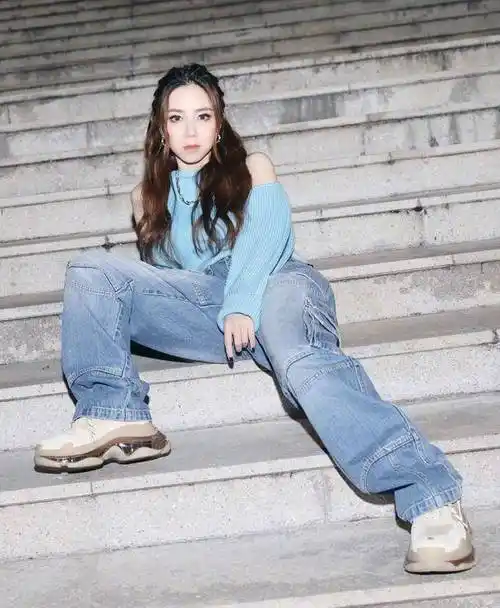 原创邓紫棋放弃皮裤后成功变美看到全身照这身高真有157cm