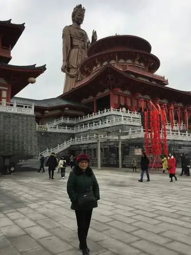 唐朝武则天雕塑前留影