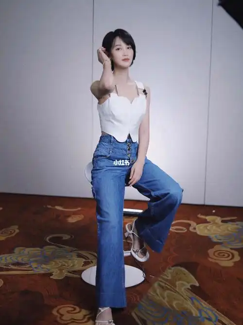 蓝盈莹身着 pinko fw22系列trillo牛仔裤 拍摄电视剧《被遗忘的时光》