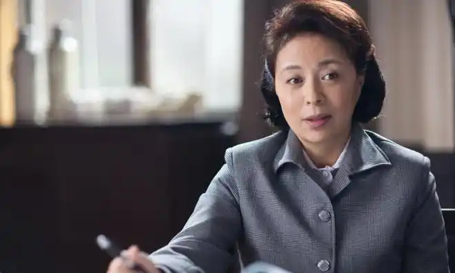 著名演员刘佳出道40年荧屏上的坚强母亲生活中的贤妻良母