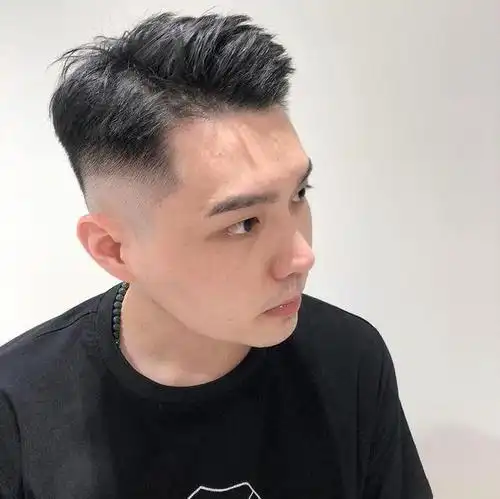 男生"两边剃光,中间留长"的发型,这4款很帅气,不要剪错了