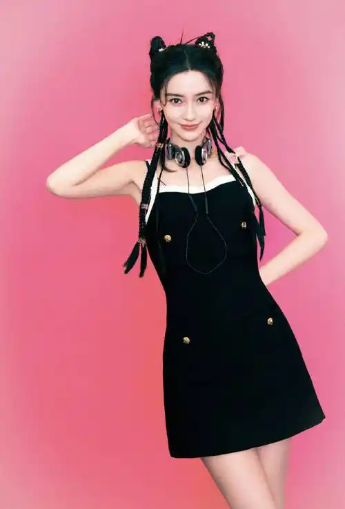 杨颖穿黑色超短裙变辣妹!肤白貌美大长腿性感惊艳_肌肤_秀发_样子