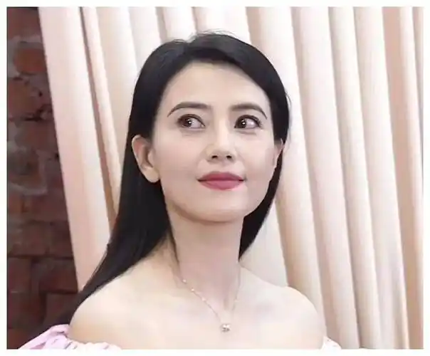 在活动现场,高圆圆的黑长直发型显得尤为优雅,与她的气质相得益彰.