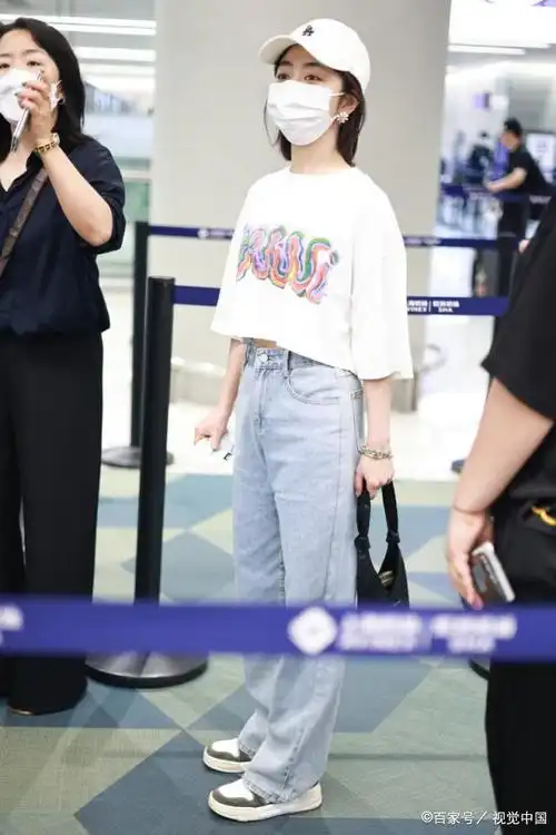 清凉夏日小仙女谭松韵穿着字母印花短袖现身上海虹桥机场