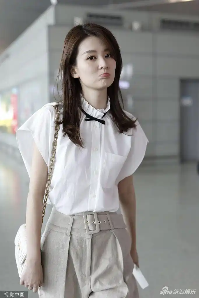 乔欣机场抱卡通水壶童趣盎然 嘟嘴甜笑鬼马可爱|乔欣|嘟嘴|童趣_新浪